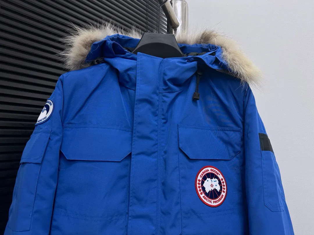 P780 Top Purchasing Version Sky Blue (Wolf Hair Optional) 🇨🇦CANADA GOOES 24 new models 08 models/couple models Factory direct supply: supplying global purchasing agents, micro-business, entities, Tmall, high-end stalls and studio cooperation, free shipping! Canada Goose Expedition Parka 2008 is the same style for men and women. It is mid-length and the most timeless classic. All Arctic and Antarctic scientific expedition teams choose Canada Goose as their cold-proof equipment. It is the Rolls-Royce of down jackets. ➖ Industry-leading anti-counterfeiting chip sensing. ➖ Imported Behringer embroidery machines and customized embroidery labels, the highest level and industry leading. ➖ Imported Korean 21-count polyester-cotton blended original fabric, TC85 waterproof coated fabric, water-repellent, windproof and wear-resistant. ➖ The new national standard 80 white duck down is filled with an average of 520 grams of down. The amount of down filled is industry-leading. ➖ 100% nylon lining with double double-layer sealing design to prevent velvet running, and seamless thread design on the cuffs! ➖ Western Canadian Green Wolf Collar. ➖ Yoshida YKK provides original factory-customized electroplated sliders. YKK two-way lockable zippers are tight and smooth and do not peel off paint. ➖ 3M composite Velcro is durable and the accessories and hardware are all custom-made. Note: Our copywriting is only simple and clear. Instead of bragging about the copywriting, it is better to compare and understand with samples. Only for the purest goose, the most dedicated, the most professional, the highest quality, the highest cost performance!  Size:XS-XXL